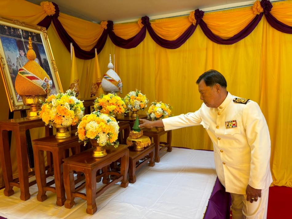 พิธีรับพระราชทานพระบรมฉายาลักษณ์พระบาทสมเด็จพระเจ้าอยู่หัวและสมเด็จพระนางเจ้าฯ พระบรมราชินี 