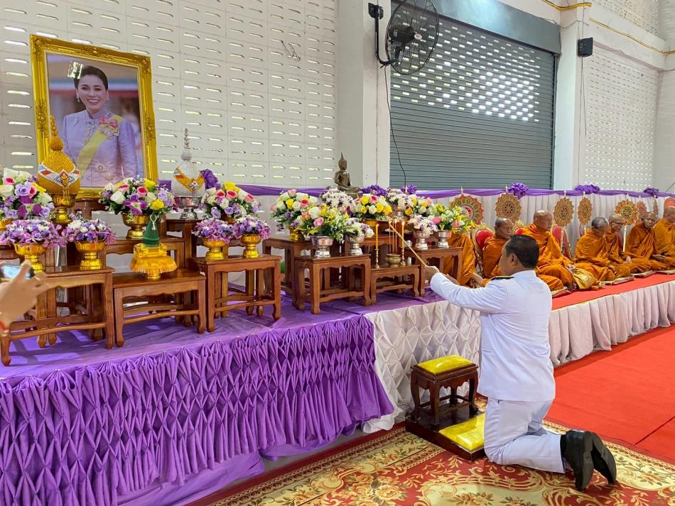 กิจกรรมเฉลิมพระเกียรติสมเด็จพระนางเจ้าฯ พระบรมราชินี เนื่องในโอกาสวันเฉลิมพระชนมพรรษา 3 มิถุนายน 2568 วันที่ 3 มิถุนายน พ.ศ. 2568 องค์การบริหารส่วนตำบลโนนนาจาน ภายใต้การบริหารงานของนายไพศาล  วานิชสุจิต นายกองค์การบริหารส่วนตำบลโนนนาจาน มอบหมายให้ นายสอาด  บอนคำ รองนายกฯ พร้อมด้วยหัวหน้าส่วนราชการ และพนักงานเจ้าหน้าที่ เข้าร่วมกิจกรรมเฉลิมพระเกียรติสมเด็จพระนางเจ้าฯ พระบรมราชินี เนื่องในโอกาสวันเฉลิมพระชนมพรรษา 3 มิถุนายน 2568 ณ ที่ว่าการอำเภอนาคู  โดยมีนายเหมรัฐ  สวัสดิ์ผล นายอำเภอนาคู เป็นประธานในพิธีทำบุญตักบาตรถวายพระราชกุศล (ข้าวสารอาหารแห้งพระสงฆ์เเละสามเณร 10 รูป) พิธีถวายเครื่องราชสักการะและวางพานพุ่มเงิน-พุ่มทอง และพิธีจุดเทียนถวายพระพรชัยมงคล
